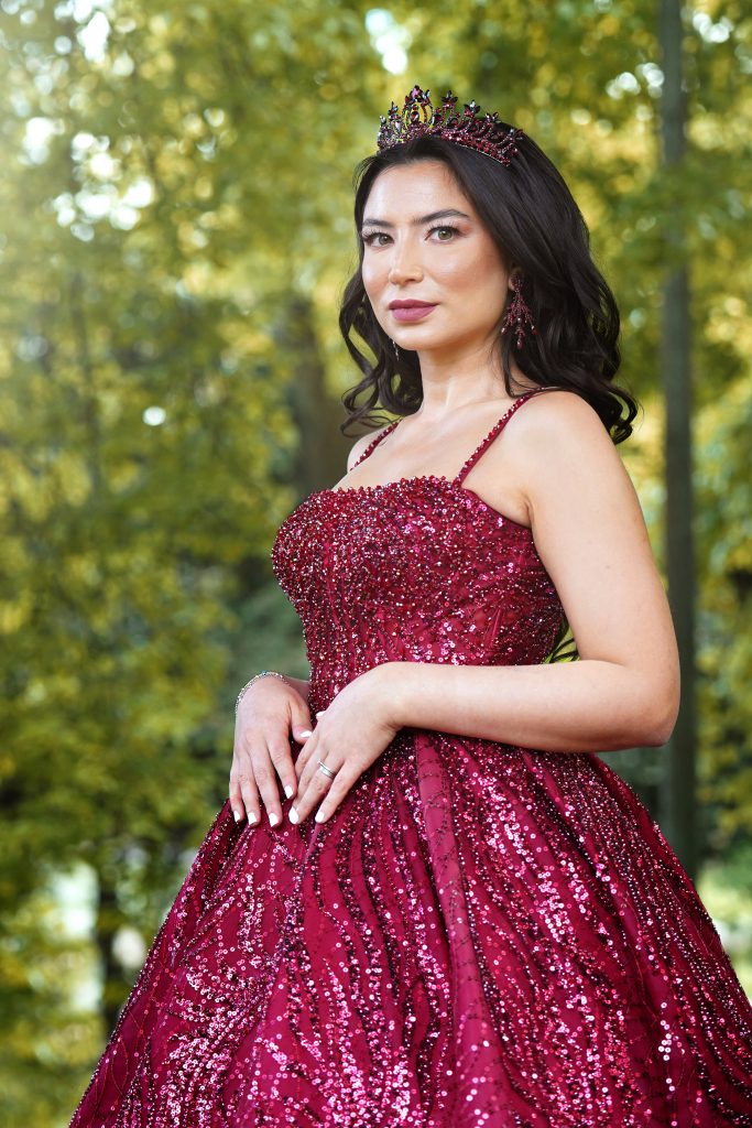 Hochzeitsfotografie und Potrait der Braut in schickem Brautkleid im Rahmen ihrer Hochzeit. Die Sonne scheint ihr ins Gesicht w&auml;hrend sie in der Natur des Asiatischen Garten in der N&auml;he von Frankfurt am Main steht. Ihr MakeUp sitzt perfekt.