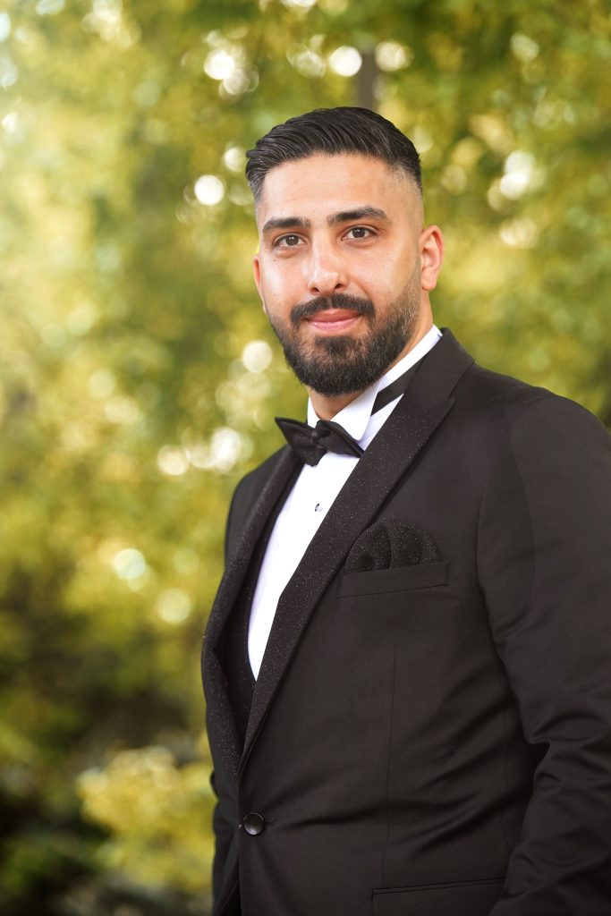 Hochzeitsfotografie und Potrait des Br&auml;utigam in schickem Smoking im Rahmen ihrer Hochzeit. Die Sonne scheint ihr ins Gesicht w&auml;hrend sie in der Natur des Asiatischen Garten in der N&auml;he von Frankfurt am Main steht