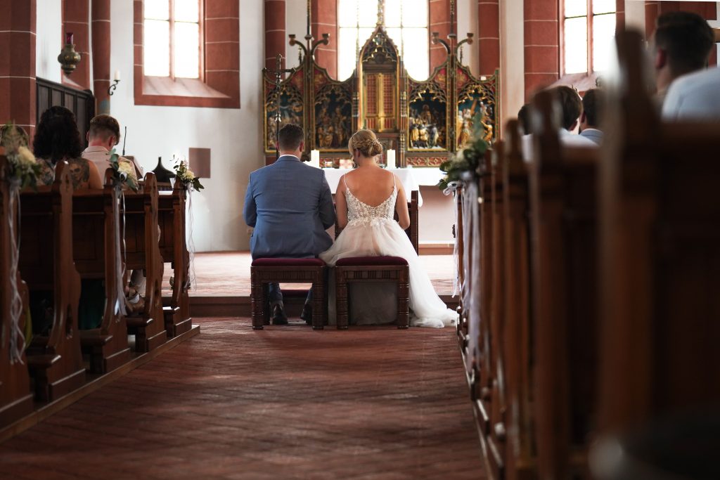 Hochzeitsfotografie der kirchlichen Trauung in der Kirche von Hanau in der N&auml;he von Frankfurt am Main. Die Braut tr&auml;gt ein sch&ouml;nes Brautkleid und der Br&auml;utigam einen sch&ouml;nen Anzug. Die Kirche fand in Hanau in der N&auml;he von Frankfurt am Main statt