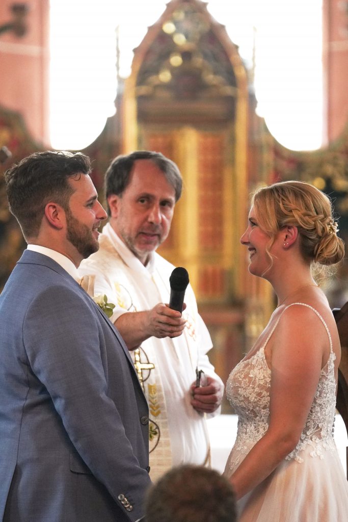 Hochzeitsfotografie der kirchlichen Trauung in der Kirche von Hanau in der N&auml;he von Frankfurt am Main. Die Braut tr&auml;gt ein sch&ouml;nes Brautkleid und der Br&auml;utigam einen sch&ouml;nen Anzug. Die Kirche fand in Hanau in der N&auml;he von Frankfurt am Main statt