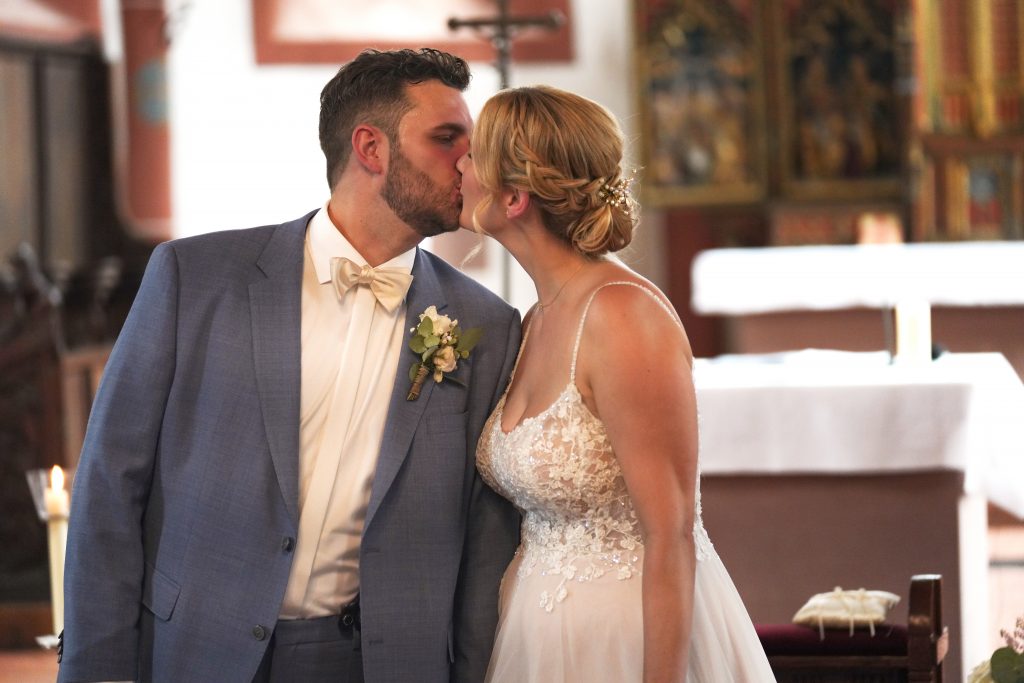 Hochzeitsfotografie der kirchlichen Trauung in der Kirche von Hanau in der N&auml;he von Frankfurt am Main. Die Braut tr&auml;gt ein sch&ouml;nes Brautkleid und der Br&auml;utigam einen sch&ouml;nen Anzug. Die Kirche fand in Hanau in der N&auml;he von Frankfurt am Main statt