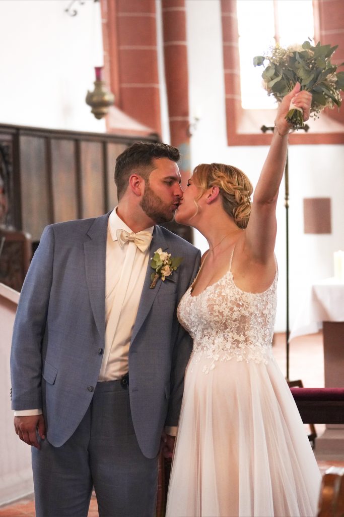 Hochzeitsfotografie der kirchlichen Trauung in der Kirche von Hanau in der N&auml;he von Frankfurt am Main. Die Braut tr&auml;gt ein sch&ouml;nes Brautkleid und der Br&auml;utigam einen sch&ouml;nen Anzug. Die Kirche fand in Hanau in der N&auml;he von Frankfurt am Main statt