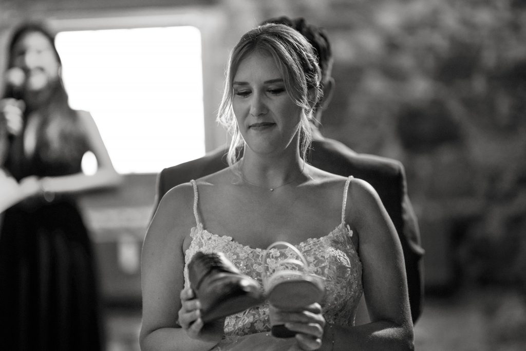 Schwarzwei&szlig; Hochzeitsfotografie von den Spielen auf der Hochzeitsfeier und Party eines Brautpaars in schickem Brautkleid und Anzug im Rahmen einer Hochzeit. Sie feiern in einer sch&ouml;nen Location in Hanau in der N&auml;he von Frankfurt am Main. Sie genie&szlig;en ihren besonderen Tag