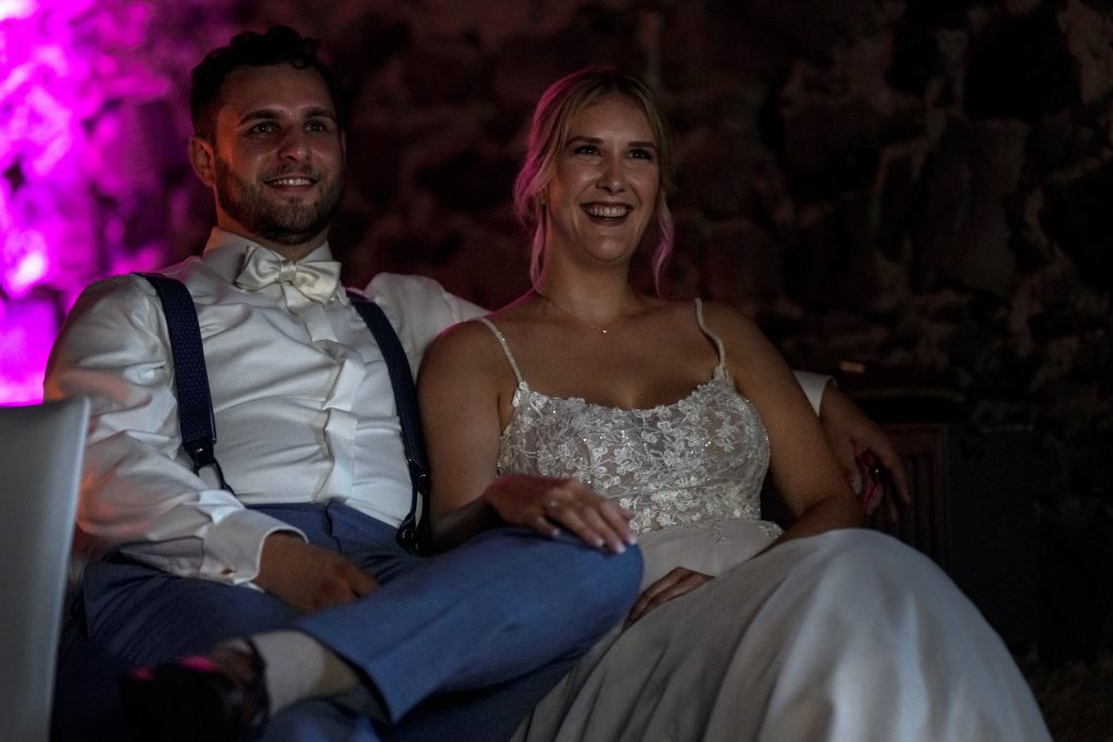 Hochzeitsfotografie von den Spielen auf der Hochzeitsfeier und Party eines Brautpaars in schickem Brautkleid und Anzug im Rahmen einer Hochzeit. Sie feiern in einer sch&ouml;nen Location in Hanau in der N&auml;he von Frankfurt am Main. Sie genie&szlig;en ihren besonderen Tag