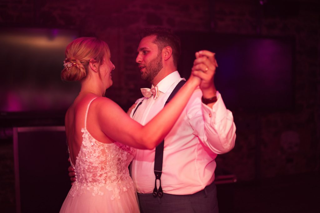 Hochzeitsfotografie von gro&szlig;en Moment auf der Hochzeitsfeier und Party eines Brautpaars, dem Hochzeitstanz in schickem Brautkleid und Anzug im Rahmen einer Hochzeit. Sie feiern in einer sch&ouml;nen Location in Hanau in der N&auml;he von Frankfurt am Main. Sie genie&szlig;en ihren besonderen Tag