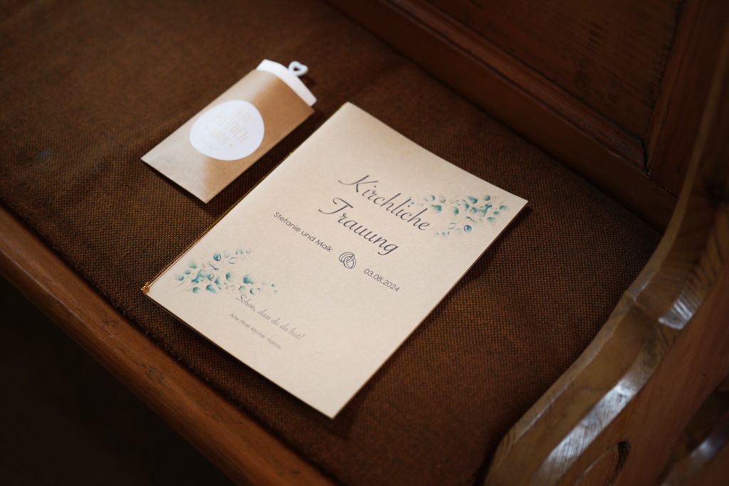 Hochzeitsfotografie der kirchlichen Trauung in der Kirche von Hanau in der N&auml;he von Frankfurt am Main. Die Braut tr&auml;gt ein sch&ouml;nes Brautkleid und der Br&auml;utigam einen sch&ouml;nen Anzug. Die Kirche fand in Hanau in der N&auml;he von Frankfurt am Main statt