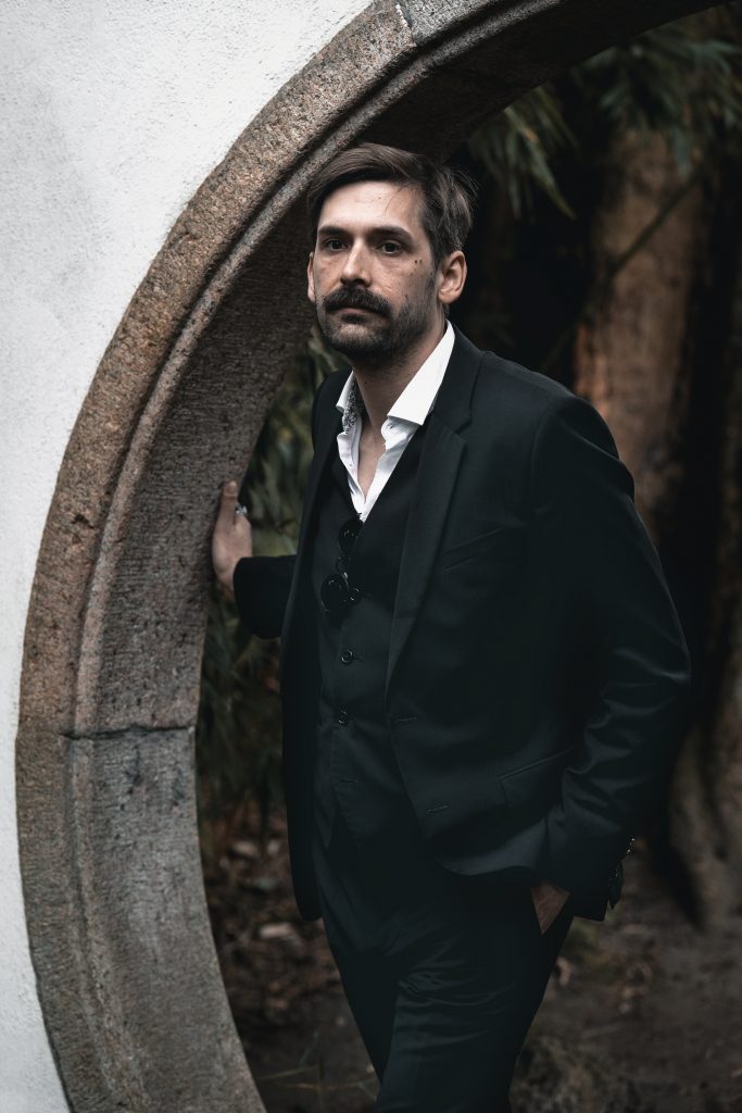 Streetphotography-Fashion-Fotografie-Anzug-Park-Frankfurt-Natur Street-Fotografie von jungen modischen Mann in modernem Anzug in der Frankfurter Innenstadt imeinem Park