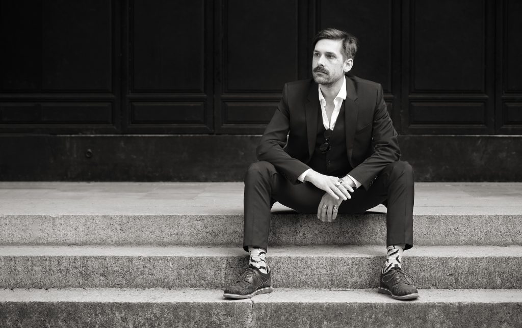 Streetphotography-Fashion-Fotografie-Anzug-Park-Frankfurt-Natur-Chinesischer Garten Street-Fotografie von jungen modischen Mann in modernem Anzug in der Frankfurter Innenstadt imeinem Park im Chinesischen Garten