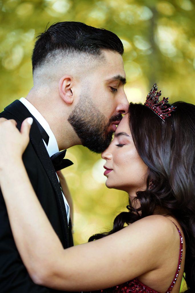 Hochtzeitsfotografie-Braut-Bräutigam-glücklich-Kleid-Sonne-Schön-Brautkleid-Natur-Frankfurt-Asiatischer Garten-Kuss-Brautstrauß Hochzeitsfotografie vom Kuss eines Brautpaars in schickem Brautkleid und Somking im Rahmen einer Hochzeit. Die Sonne scheint während sie in der Natur des asiatischen Gartens Nähe von Frankfurt am Main stehen