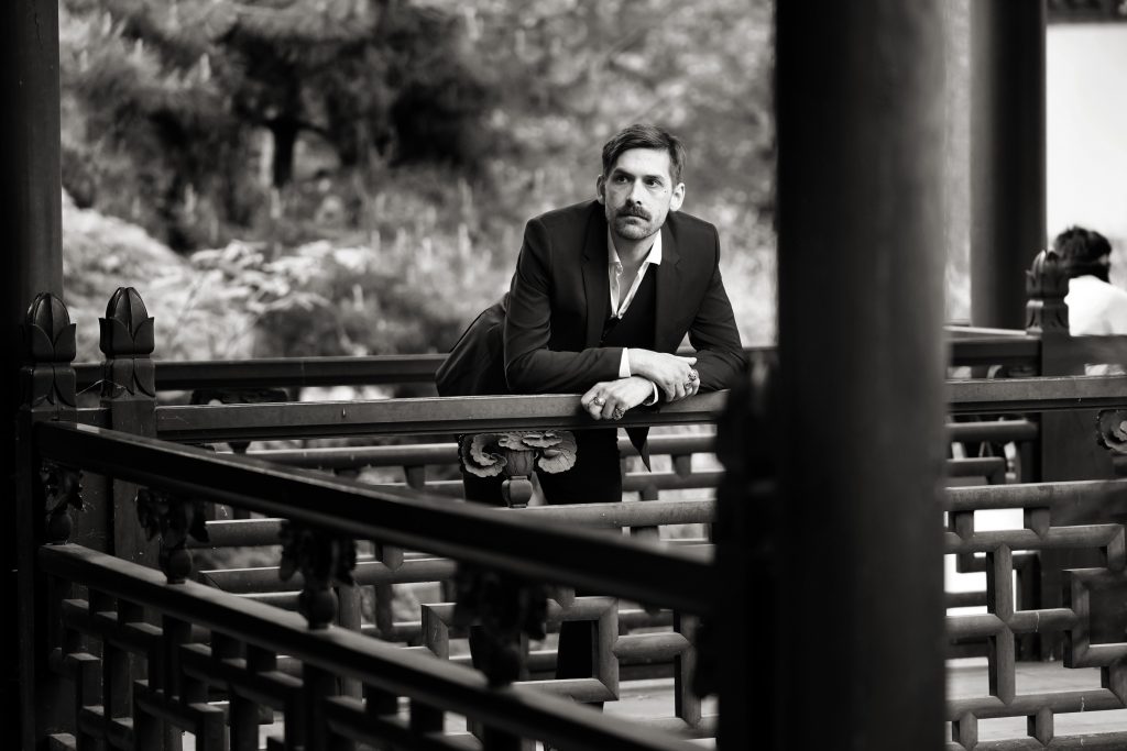 Streetphotography-Fashion-Fotografie-Anzug-Park-Frankfurt-Natur-Chinesischer Garten Street-Fotografie von jungen modischen Mann in modernem Anzug in der Frankfurter Innenstadt imeinem Park beim Chinesischen Garten