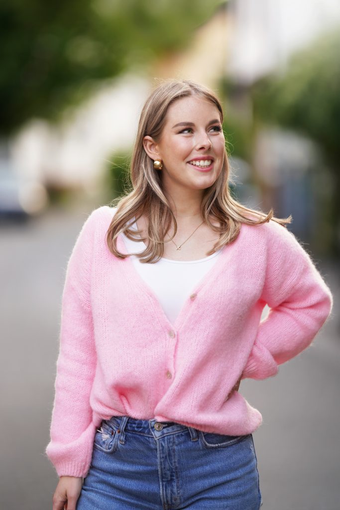 Streetphotography-Fashion-Fotografie-Sonnenschein-Frankfurt-Natur-Fotoshooting-junge Frau Street-Fotografie von junger modischen Frau in der Nähe von Frankfurt am Main im Sonnenschein