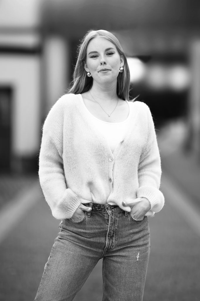 Streetphotography-Fashion-Fotografie-Sonnenschein-Frankfurt-Natur-Fotoshooting-junge Frau-ScwarzWeiss Street-Fotografie von junger modischen Frau in der Nähe von Frankfurt am Main im Sonnenschein