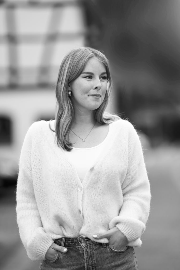 Streetphotography-Fashion-Fotografie-Sonnenschein-Frankfurt-Natur-Fotoshooting-junge Frau-ScwarzWeiss Street-Fotografie von junger modischen Frau in der Nähe von Frankfurt am Main im Sonnenschein