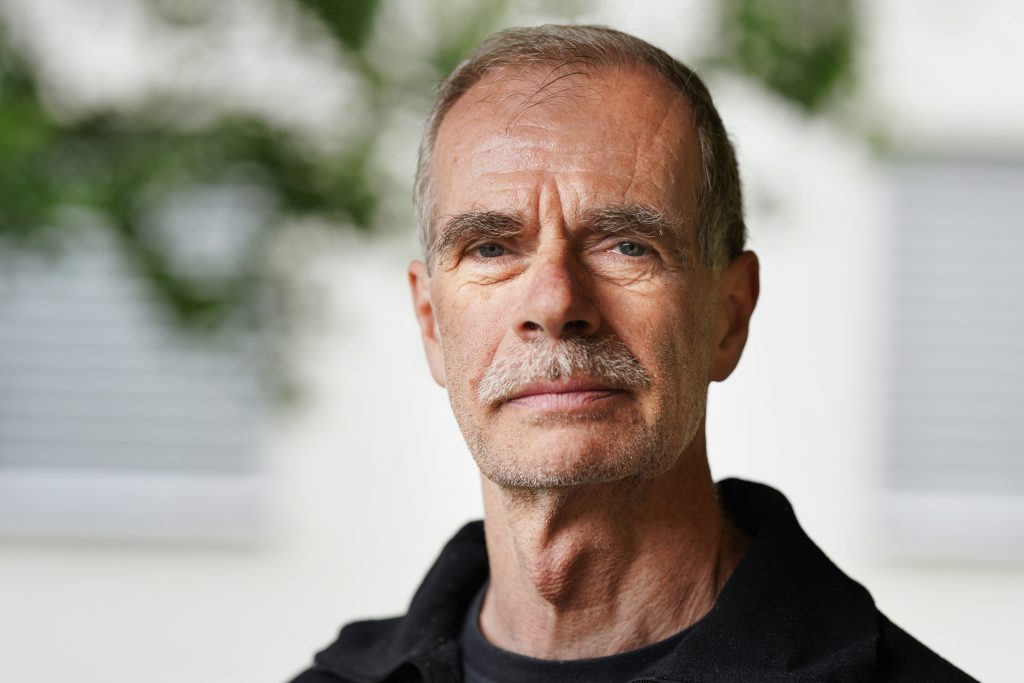 Fotografie-Fotoshooting-Mann-Frankfurt-Licht-Studio-Bart-Schnurrbart-Augen-Rentner Fotografie aus einem Fotoshooting von modischen Mann in edlem Polohemd im Frankfurter am Main. Das Licht kommt von vorne auf sein Gesicht. Seine Augen leuchten