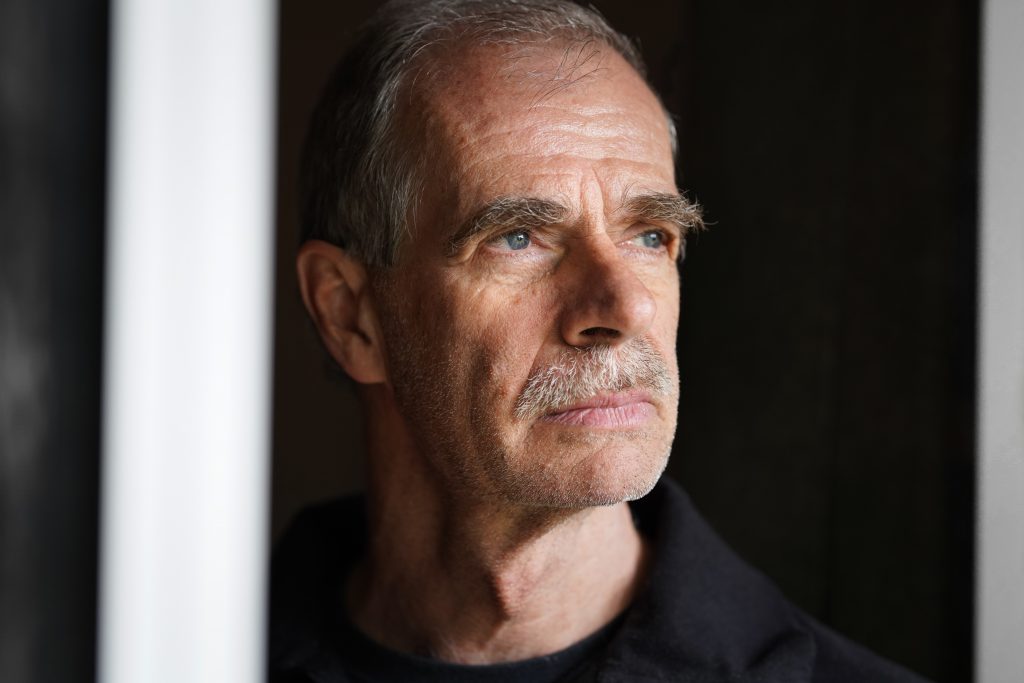 Fotografie-Fotoshooting-Mann-Frankfurt-Licht-Studio-Bart-Schnurrbart-Augen-Rentner Fotografie aus einem Fotoshooting von modischen Mann in edlem Polohemd im Frankfurter am Main. Das Licht kommt von vorne auf sein Gesicht. Seine Augen leuchten