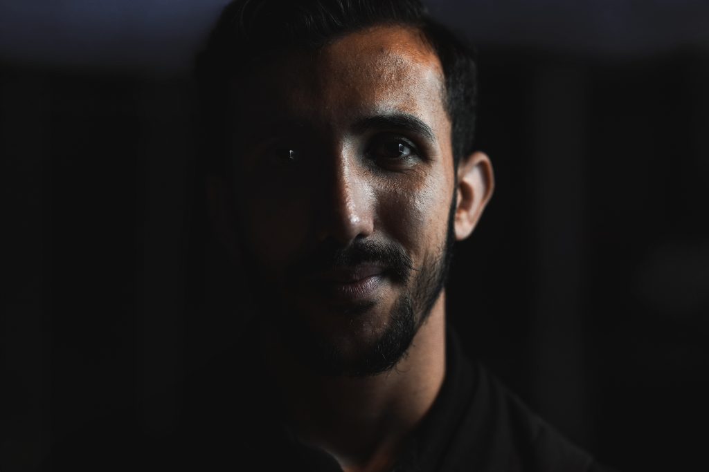 Fotografie-Fotoshooting-Mann-Frankfurt-Licht-Resturaunt-Bart-Vollbart-Augen Fotografie von modischen Mann in edlem Anzug in Frankfurter am Main. Der Mann steht in der Nacht auf der Straße. Seine Augen leuchten. Die Fotografie Im Rahmen eines Fotoshootings entstanden