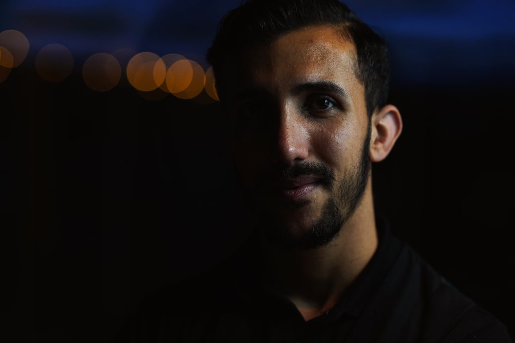 Fotografie-Fotoshooting-Mann-Frankfurt-Licht-Resturaunt-Bart-Vollbart-Augen Fotografie von modischen Mann in edlem Anzug in Frankfurter am Main. Der Mann steht in der Nacht auf der Straße. Seine Augen leuchten. Die Fotografie Im Rahmen eines Fotoshootings entstanden