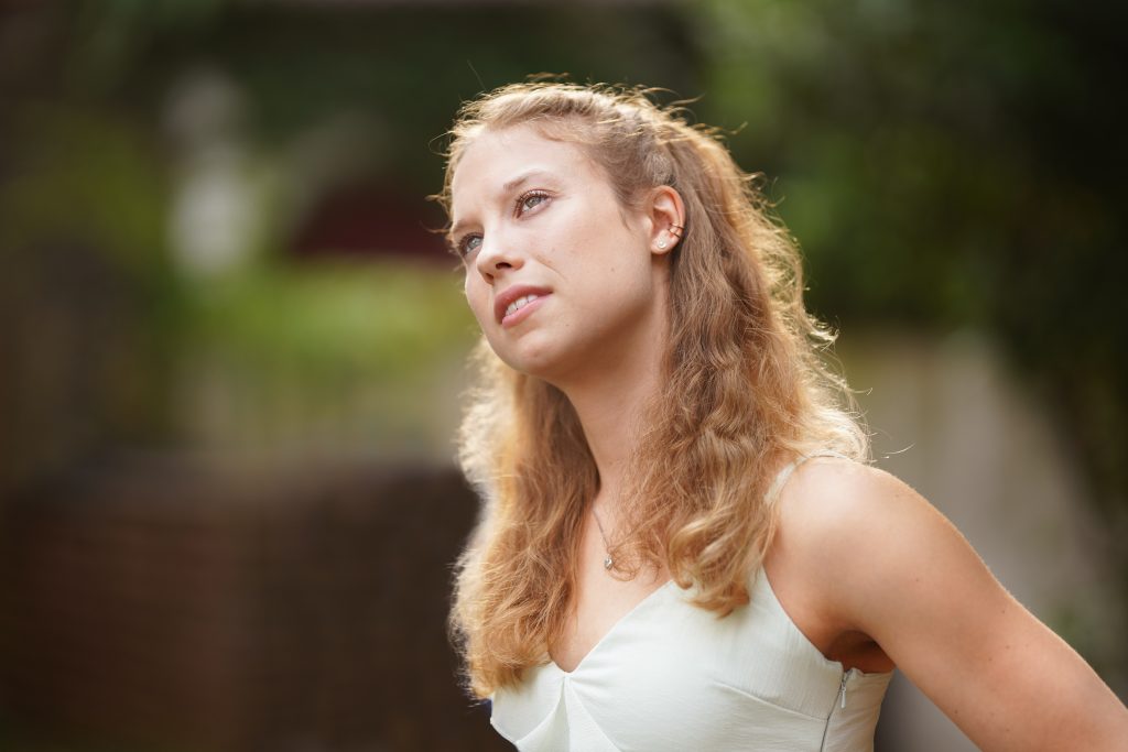 Fotografie-Hochzeit-Trauzäugin-Sonnenschein-Augen-Licht-Hanau-Frankfurt-Fashion-Mode-Locken Fotografie einer jungen attraktiven Frau im Rahmen eines Fotoshootings einer Hochzeit als Trauzeugin. Die Sonne scheint in ihre Augen und ihre Locken leuchten. Sie steht in der Natur von Hanau in der Nähe von Frankfurt am Main. Sie trägt ein schickes Kleid