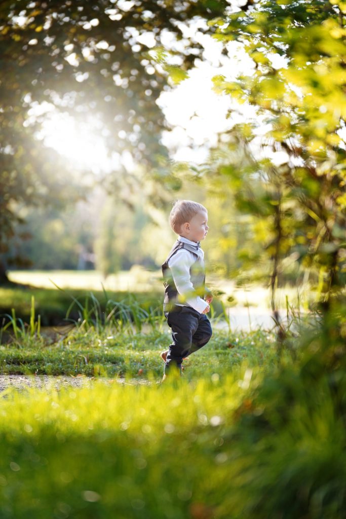 Familienfotografie-Kind-glücklich-Natur-Brücke-Sonne Fotografie von Kind in in Natur bei Sonnenschein