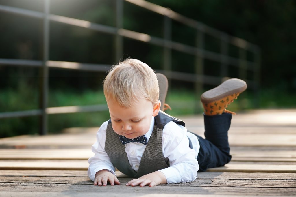 Familienfotografie-Kinder-glücklich-Natur-Brücke-Junge Familienfotografie von Kind in Natur auf einer Brücke im Sonnenschein