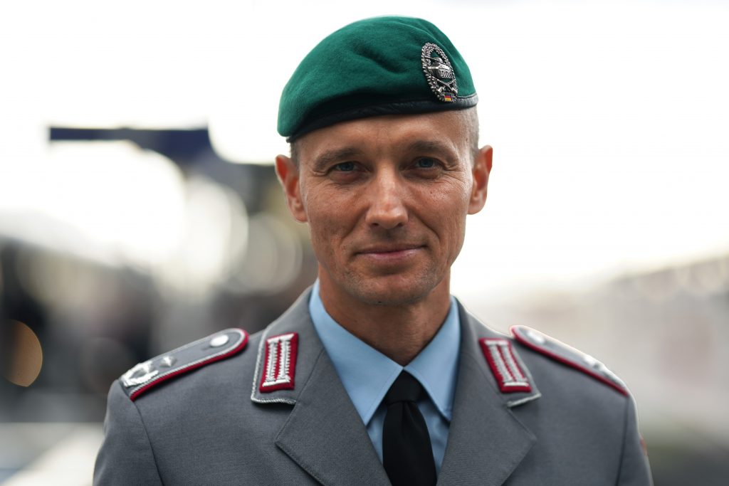 Business-Fotografie von Bundeswehr Soldat und Veteran Marcel Bohnert vom Deutschen Bundeswehrverband am Frankfurter Hauptbahnhof vor dem Start einer Reise