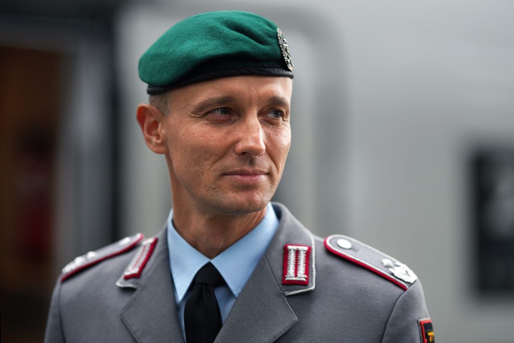 Business-Fotografie von Bundeswehr Soldat und Veteran Marcel Bohnert vom Deutschen Bundeswehrverband am Frankfurter Hauptbahnhof vor dem Start einer Reise
