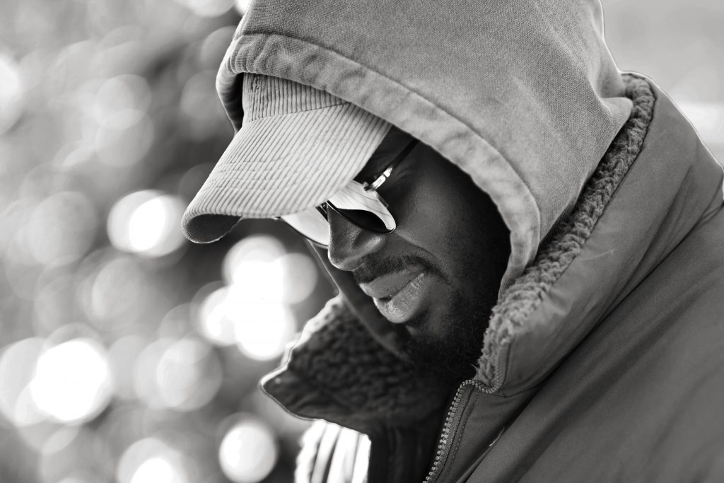 Streetphotography-Fashion-Fotografie-NorthFace-Sonnenschein-Frankfurt-Innenstadt-Fotoshooting Street-Fotografie von jungen modischen Mann in Northface Jacke in der Frankfurter Innenstadt im Sonnenschein