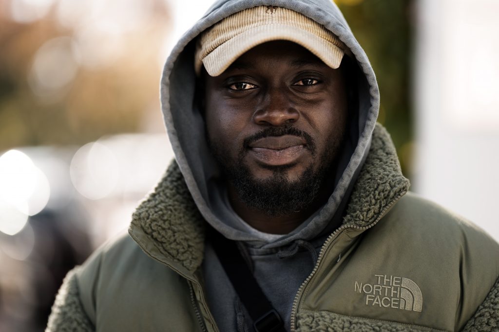 Streetphotography-Fashion-Fotografie-NorthFace-Sonnenschein-Frankfurt-Innenstadt-Fotoshooting Street-Fotografie von jungen modischen Mann in Northface Jacke in der Frankfurter Innenstadt im Sonnenschein