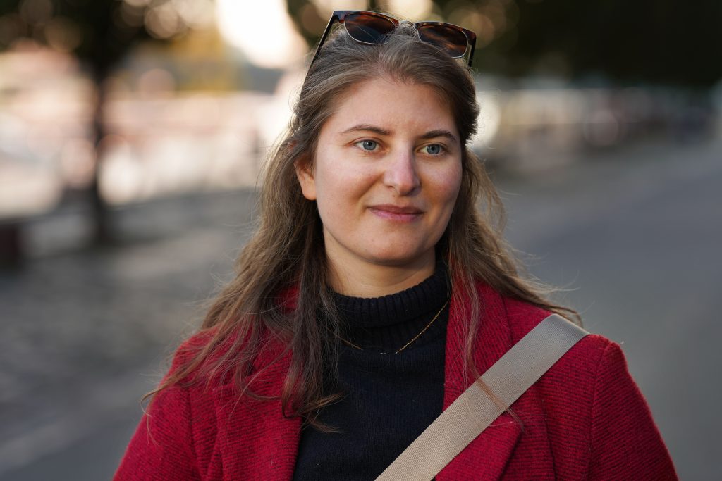 Streetphotography-Fashion-Fotografie-Sonnenschein-Frankfurt-Bahnstrecke-Natur-Fotoshooting-junge Frau Street-Fotografie von junger modischen Frau auf Bahnstrecke in der Nähe von Frankfurter Innenstadt im Sonnenschein mit alter Kamera von Nikon in der Hand