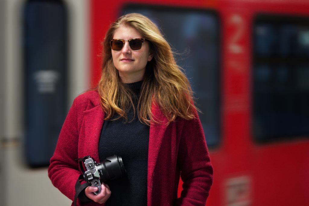 Streetphotography-Fashion-Fotografie-S-Bahn-Tunnel-Frankfurt-Bahnstrecke-Kamera-Fotoshooting-junge Frau Street-Fotografie von junger modischen Frau im Frankfurter S-Bahn-Tunnel in der Nähe von Frankfurter Innenstadt mit alter Kamera von Nikon in der Hand