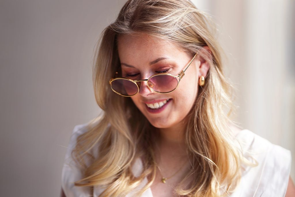 Streetphotography-Fashion-Fotografie-Sonnenschein-Frankfurt-MakeUp-Natur-Fotoshooting-junge Frau-CloseUp Streetphotography-Fashion-Fotografie-Sonnenschein-Frankfurt-MakeUp-Natur-Fotoshooting-junge Frau im CloseUp
