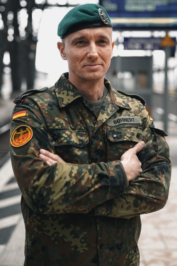 Business-Fotografie von Bundeswehr Soldat und Veteran Marcel Bohnert vom Deutschen Bundeswehrverband am Frankfurter Hauptbahnhof vor dem Start einer Reise im Fleckten-Kampfanzug