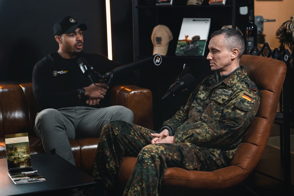Business-Fotografie von Bundeswehr Soldat und Veteran Marcel Bohnert im Frankfurter Studio von Postcast nxtGen-Athlete im Fleckten-Kampfanzug im Interview