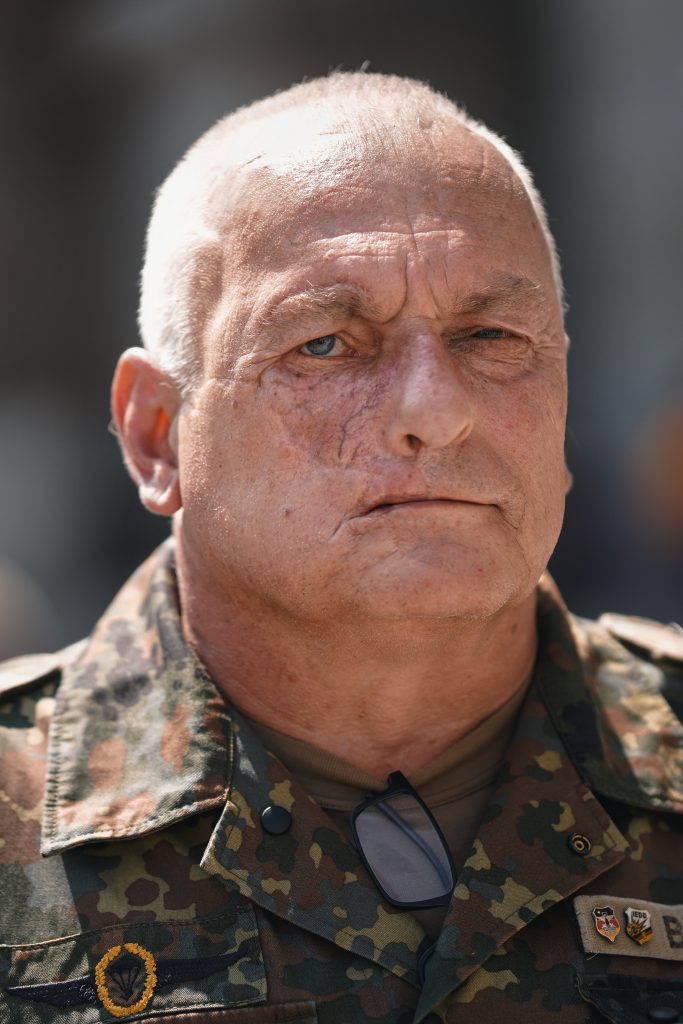 Bundeswehr-Soldat-Veteran-Meik-Briest-Berlin-Reichstag-Bundestag-Vetereanentag-Business-Fotografie-Event-Fotografie-InvictusGames Business-Fotografie von Bundeswehr Soldat und Veteran und Teilnehmer der InvictusGames Meik Briest am Reichstag in Berlin beim ersten deutschen Veteranentag im Rahmen eines Business-Shootings