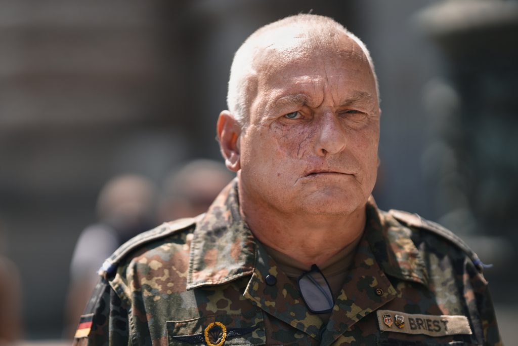 Business-Fotografie von Bundeswehr Soldat und Veteran und Teilnehmer der InvictusGames Meik Briest am Reichstag in Berlin beim ersten deutschen Veteranentag im Rahmen eines Business-Shootings