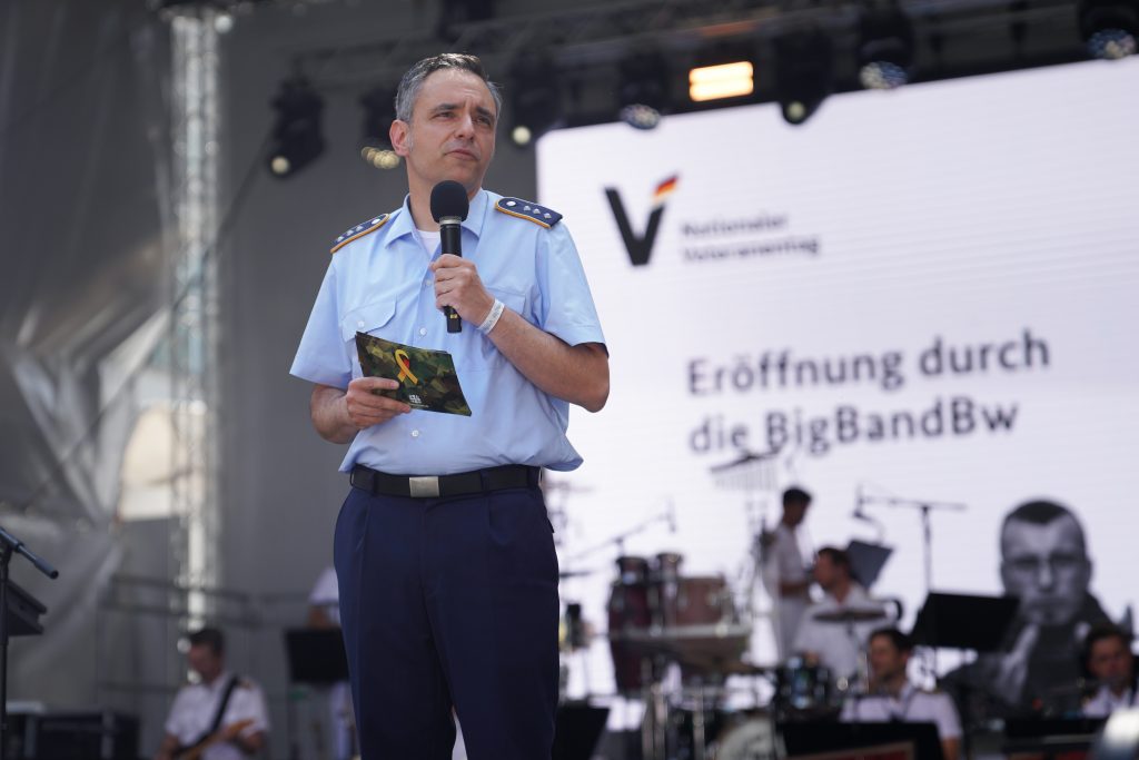 Business-Fotografie von Bundeswehr Soldat Jan Czarnitzki am Reichstag in Berlin bei der Er&ouml;ffnung des ersten deutschen Veteranentag im Rahmen eines Business-Shootings