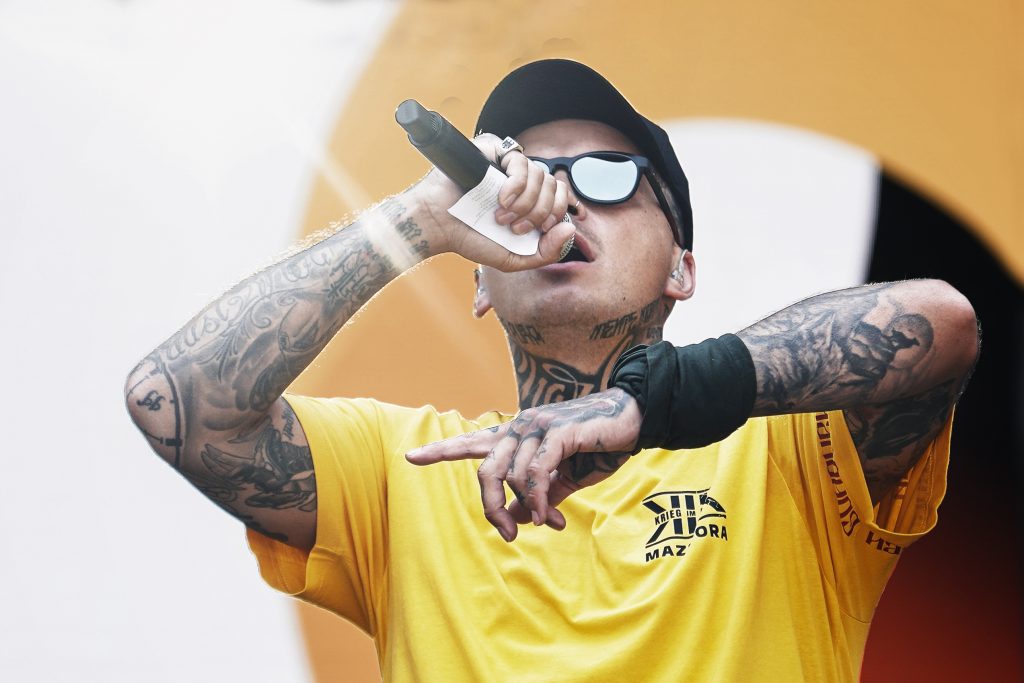 Business-Fotografie von Bundeswehr Soldat, Veteran und Musiker Rapper der Organisation Krieg im Kopf KIK Stephan Kremer alias Mazibora, am Reichstag in Berlin beim ersten deutschen Veteranentag im Rahmen eines Business-Shootings