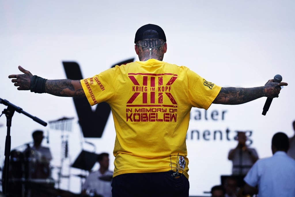 Business-Fotografie von Bundeswehr Soldat, Veteran und Musiker Rapper der Organisation Krieg im Kopf KIK Stephan Kremer alias Mazibora, am Reichstag in Berlin beim ersten deutschen Veteranentag im Rahmen eines Business-Shootings