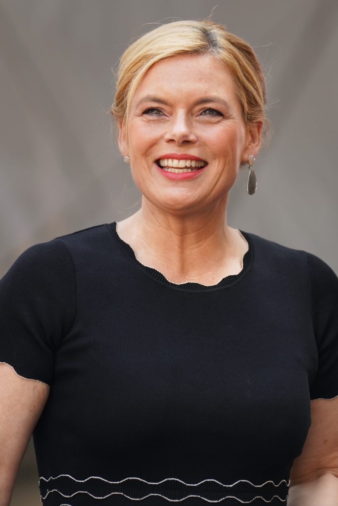 Bundestagspräidentin-CDU-Politikerin-Julia Klöckner-Berlin-Reichstag-Bundestag-Vetereanentag-Business-Event-Fotografie Business-Fotografie von CDU-Politikerin und Bundestagspräsidentin Julia Klöckner am Reichstag in Berlin beim ersten deutschen Veteranentag im Rahmen eines Event-Shootings