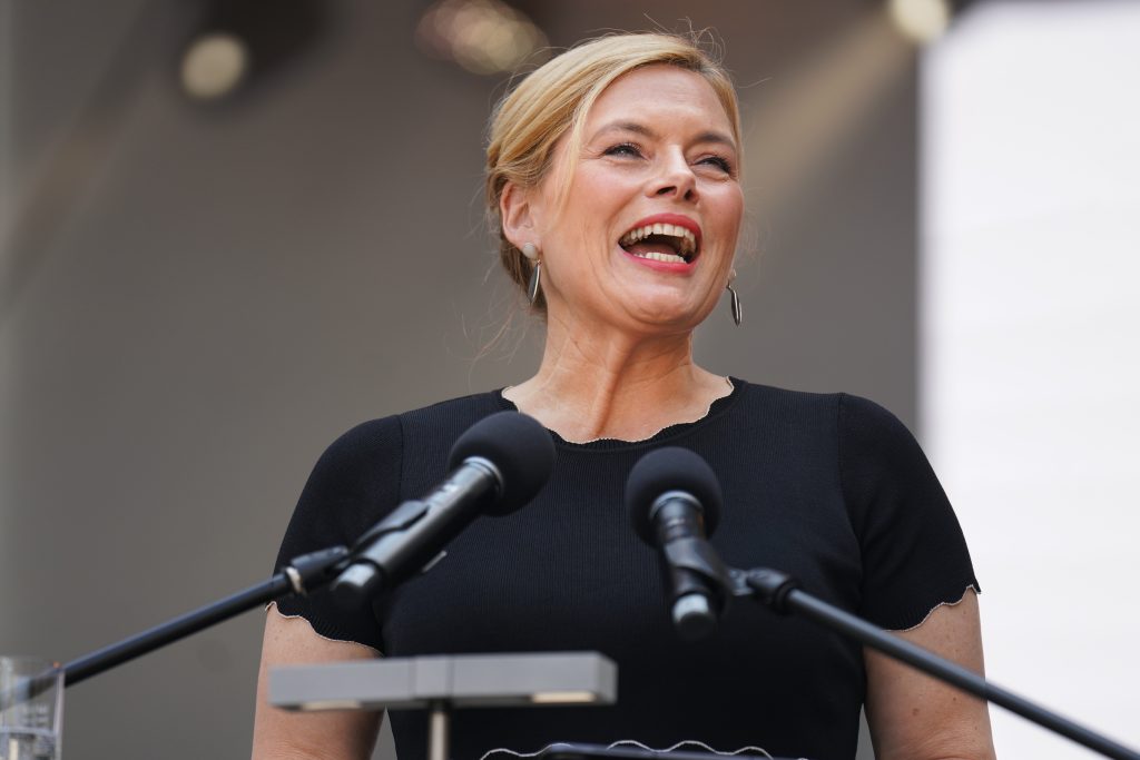 Business-Fotografie von CDU-Politikerin und Bundestagspr&auml;sidentin Julia Kl&ouml;ckner am Reichstag in Berlin beim ersten deutschen Veteranentag im Rahmen eines Event-Shootings