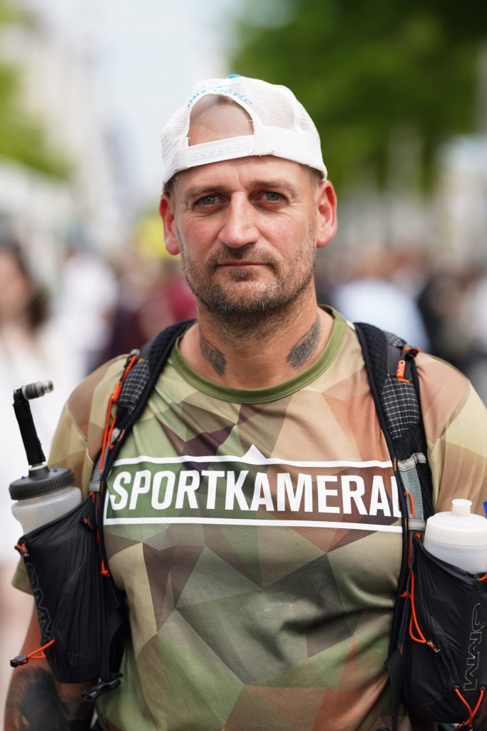 Business-Fotografie von Bundeswehr Soldat, Veteran und Autor Robert M&uuml;ller am Reichstag in Berlin beim ersten deutschen Veteranentag im Rahmen eines Event-Shootings