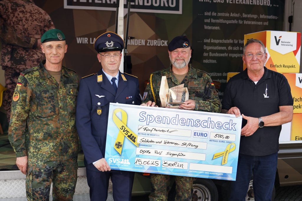 Business-Fotografie von Bundeswehr Soldat, Veteran und Autor Marcel Bohnert vom Deutschen Bundeswehrverband, am Reichstag in Berlin beim ersten deutschen Veteranentag im Rahmen eines Business-Shootings beim &Uuml;berreichen des Spendenchecks f&uuml;r den Gewinner des Autorenpreises