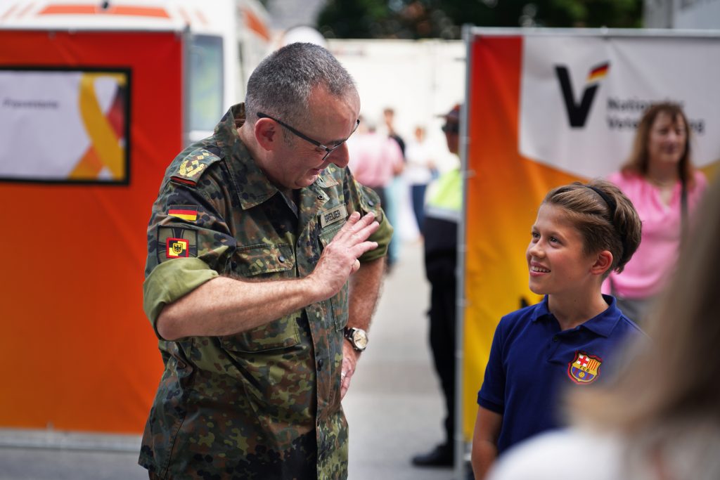 Business-Fotografie von Bundeswehr Soldat und General und Generalinspekteur Carsten Breuer am Reichstag in Berlin beim ersten deutschen Veteranentag im Rahmen eines Event-Shootings