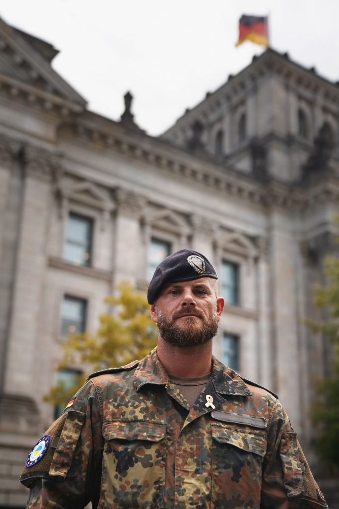 Business-Fotografie von Bundeswehr Soldat am Reichstag in Berlin beim ersten deutschen Veteranentag im Rahmen eines Business-Shootings