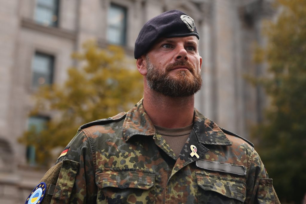 Bundeswehr-Soldat-Berlin-Reichstag-Bundestag-Vetereanentag-Business-Fotografie-Event-Fotografie Business-Fotografie von Bundeswehr Soldat am Reichstag in Berlin beim ersten deutschen Veteranentag im Rahmen eines Business-Shootings