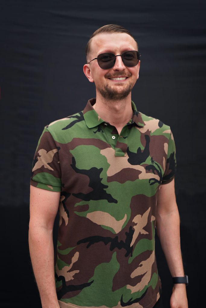 Business-Fotografie vom ehemaligen Bundeswehr Soldat, Influencer von Instagram und TikTok Soldatenwissen Artem Meininger, am Reichstag in Berlin beim ersten deutschen Veteranentag im Rahmen eines Business-Shootings