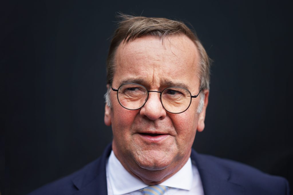 Business-Fotografie von SPD-Politiker und Au&szlig;enminister f&uuml;r Verteidigung Boris Pistorius am Reichstag in Berlin beim ersten deutschen Veteranentag im Rahmen eines Event-Shootings