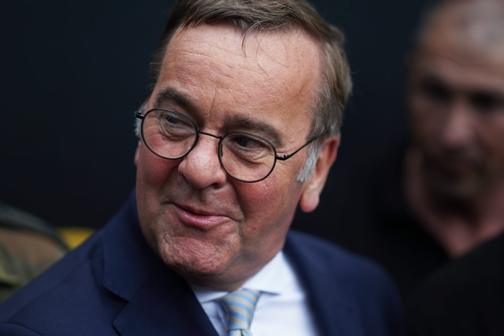 Business-Fotografie von SPD-Politiker und Au&szlig;enminister f&uuml;r Verteidigung Boris Pistorius am Reichstag in Berlin beim ersten deutschen Veteranentag im Rahmen eines Event-Shootings