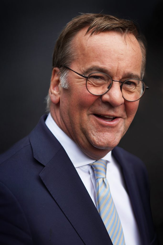 Business-Fotografie von SPD-Politiker und Au&szlig;enminister f&uuml;r Verteidigung Boris Pistorius am Reichstag in Berlin beim ersten deutschen Veteranentag im Rahmen eines Event-Shootings