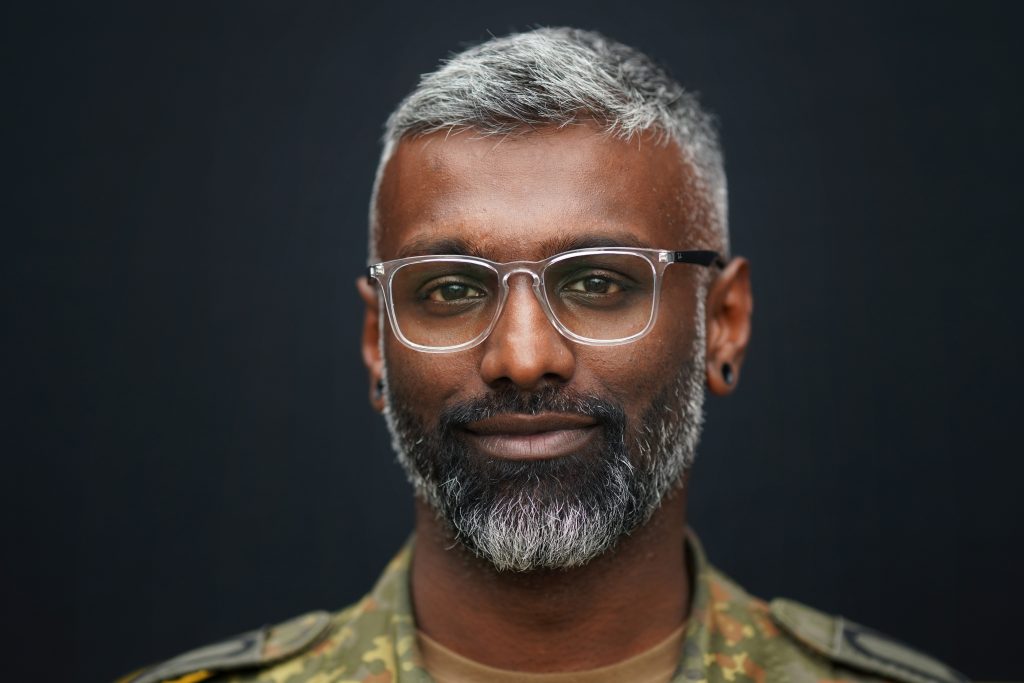 Business-Fotografie von Bundeswehr Soldat am Reichstag in Berlin beim ersten deutschen Veteranentag im Rahmen eines Business-Shootings